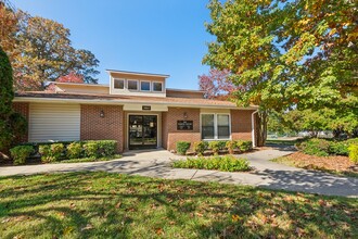 Terrace Oaks in Greensboro, NC - Foto de edificio - Building Photo