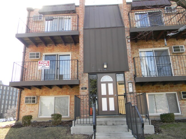 331 Hawthorne Cir, Unit 2 in Mount Prospect, IL - Building Photo - Building Photo