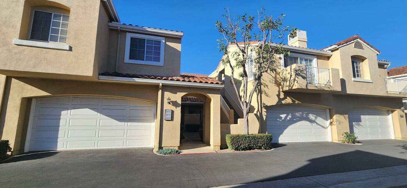 2494 Paseo Circulo in Tustin, CA - Building Photo