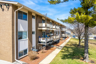 Jensen Manor Condominiums in Urbandale, IA - Foto de edificio - Building Photo