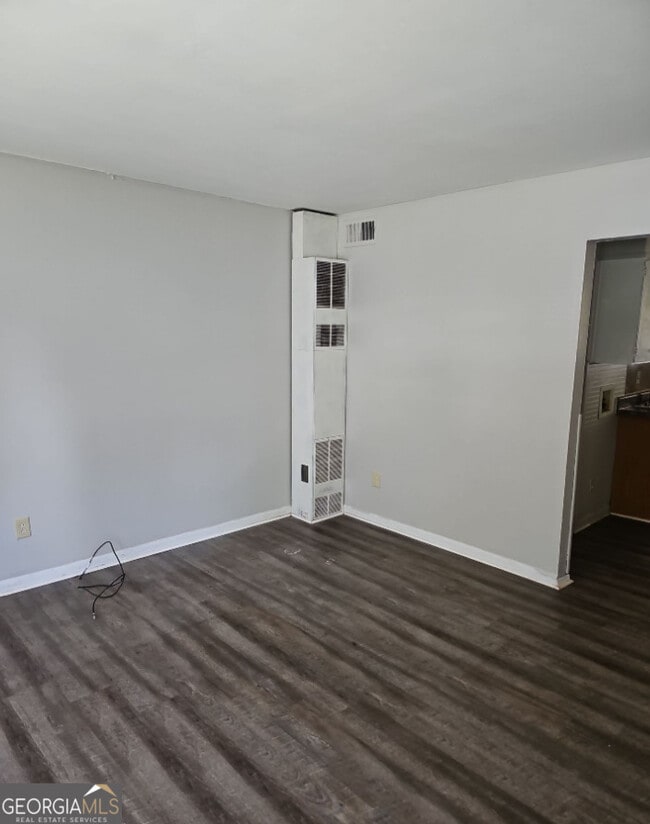 6494 Lower Dixie Lake Rd in Union City, GA - Building Photo - Building Photo