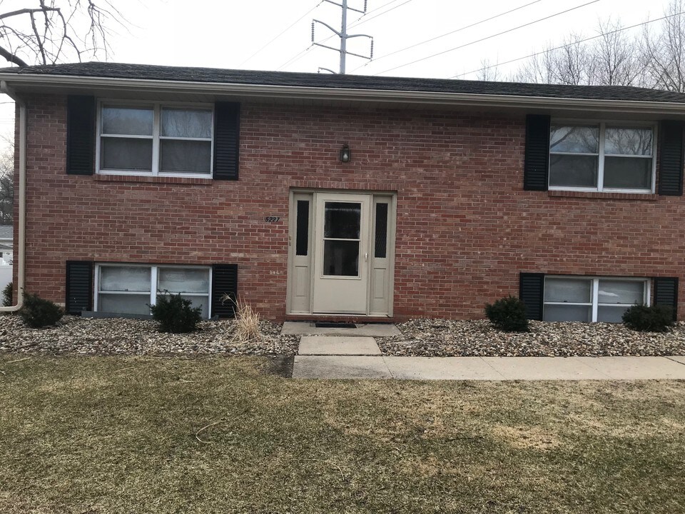 5229 North Montclair Avenue in Peoria Heights, IL - Building Photo