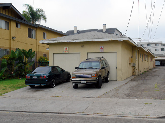 517 W Hyde Park Blvd in Inglewood, CA - Foto de edificio - Building Photo