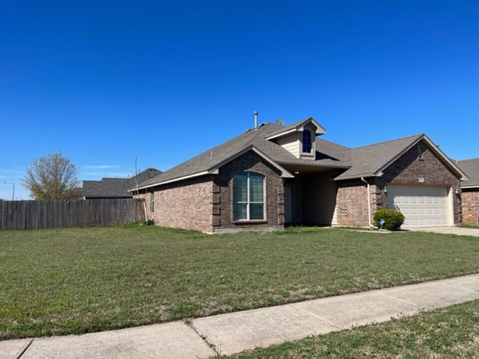 9909 SW 25th St in Yukon, OK - Building Photo