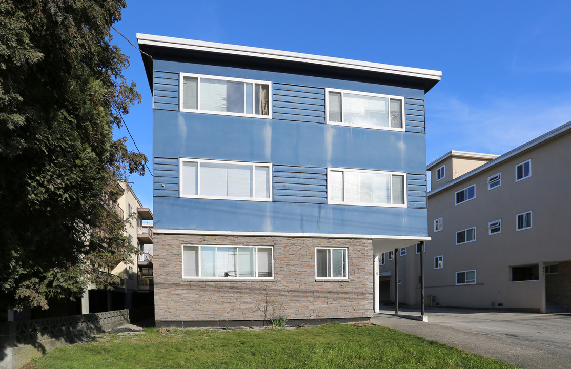 429 8th St in New Westminster, BC - Building Photo