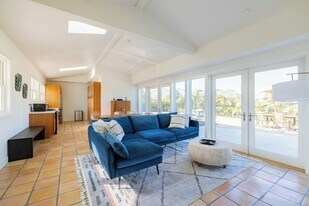 6726 Wandermere Rd in Malibu, CA - Building Photo
