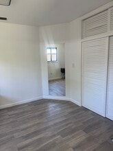 11229 SW 6th St, Unit Studio 2 blocks from FIU in Miami, FL - Building Photo - Building Photo