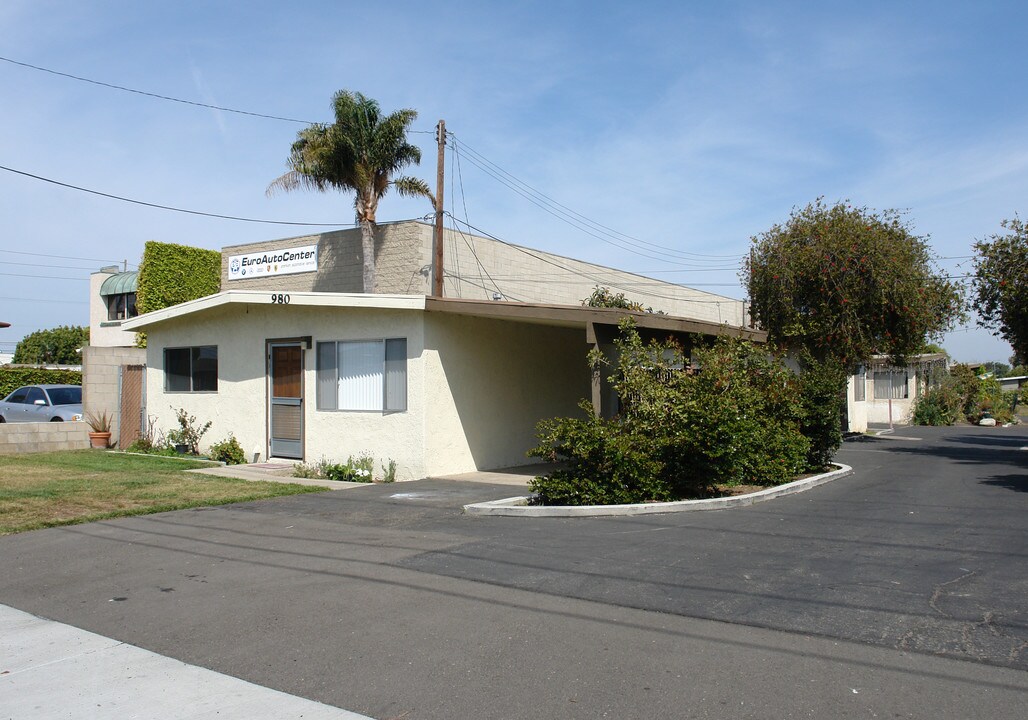 980 W 17th St in Costa Mesa, CA - Building Photo