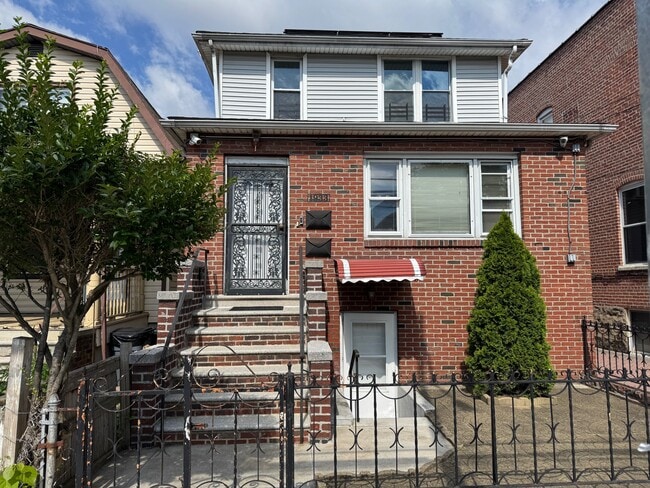 property at 1933 Hobart Ave
