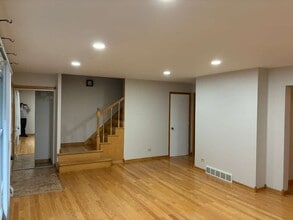 7108 W Niles Ave in Niles, IL - Building Photo - Building Photo