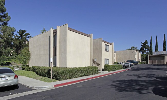 5877 Baltimore Dr in La Mesa, CA - Foto de edificio - Building Photo