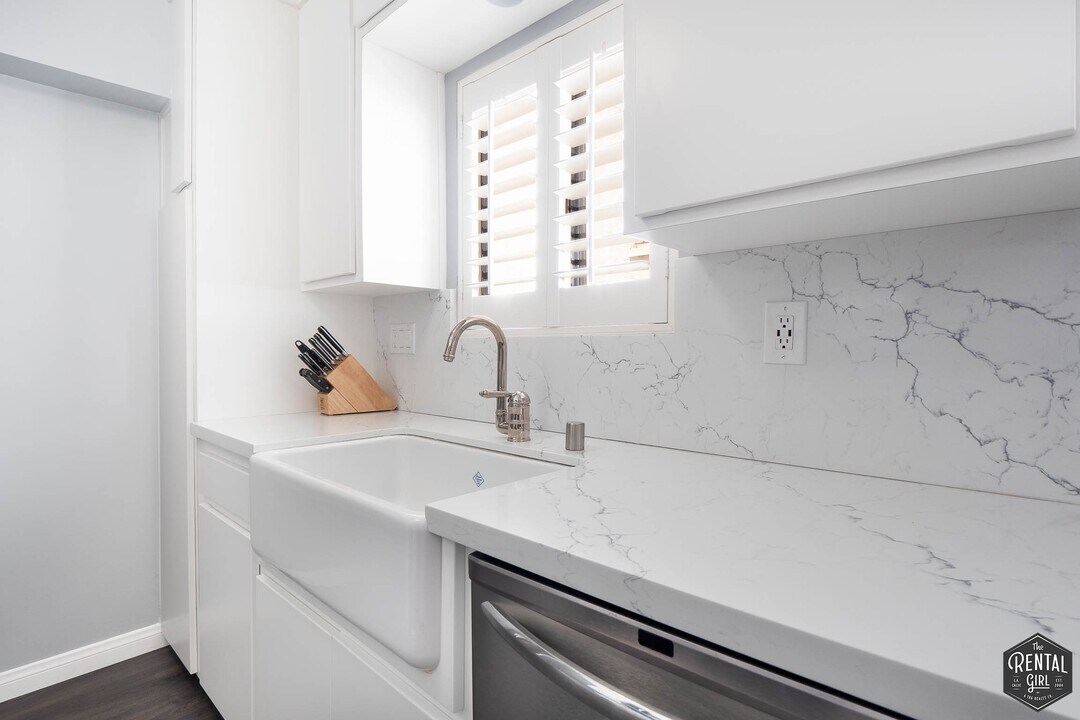 12119 Rochester Ave in Los Angeles, CA - Building Photo