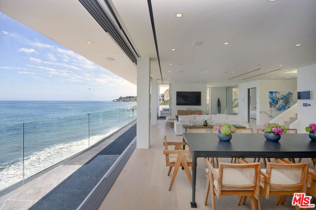 26122 Pacific Coast Hwy in Malibu, CA - Building Photo