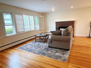 26 B Pleasant St in Wellesley, MA - Building Photo - Building Photo