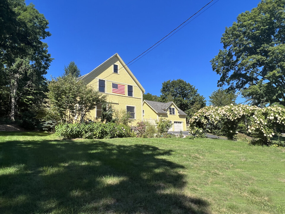 8 W Acton Rd in Stow, MA - Building Photo