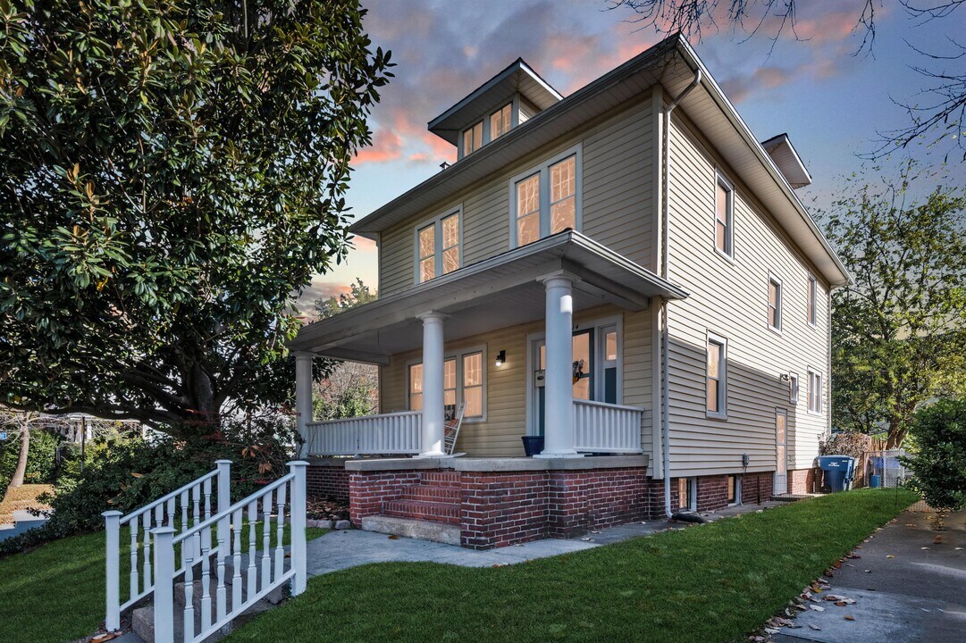 4814 Colonial Ave in Norfolk, VA - Foto de edificio