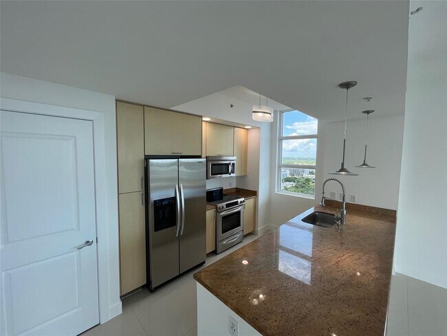 315 NE 3rd Ave, Unit 1807 in Fort Lauderdale, FL - Building Photo - Building Photo
