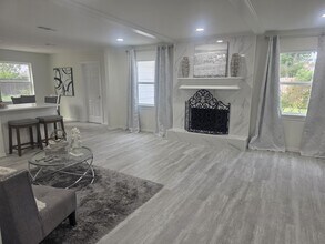 1507 Village Green Ct in Houston, TX - Building Photo - Building Photo