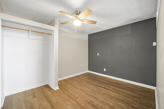 Emerald Bay Apartments in Panama City Beach, FL - Building Photo - Interior Photo