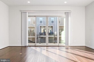 20692 Glenmont Ter in Ashburn, VA - Building Photo - Building Photo