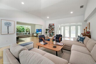 560 Hampton Ln in Key Biscayne, FL - Building Photo - Building Photo