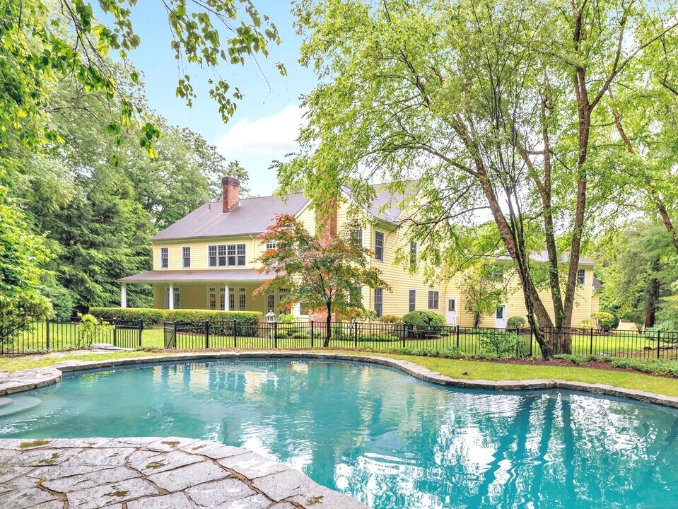 4 Lyons Plain Rd in Weston, CT - Building Photo