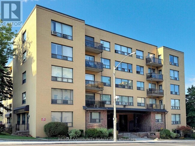 740 Eglinton Ave W in Toronto, ON - Building Photo - Building Photo