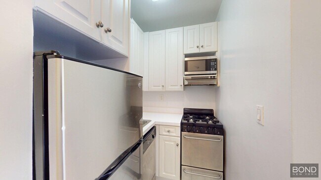 1588 York Ave in New York, NY - Building Photo - Building Photo