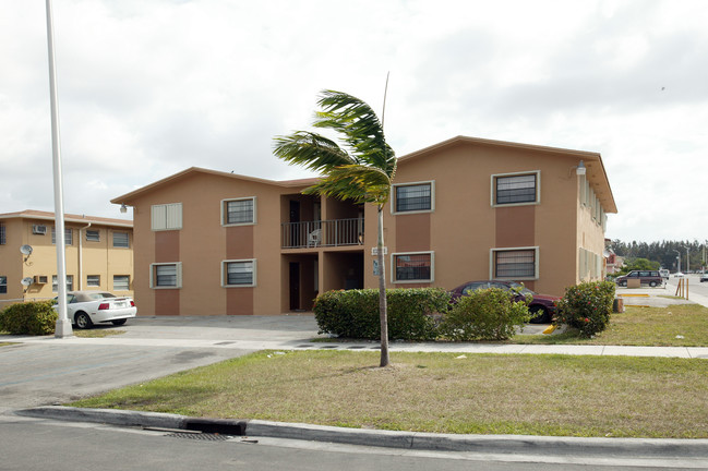 2601 W 2nd Ave in Hialeah, FL - Foto de edificio - Building Photo