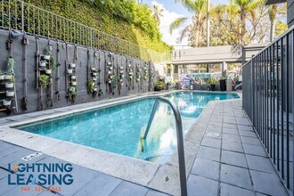 937 Palm Ave in West Hollywood, CA - Building Photo - Building Photo