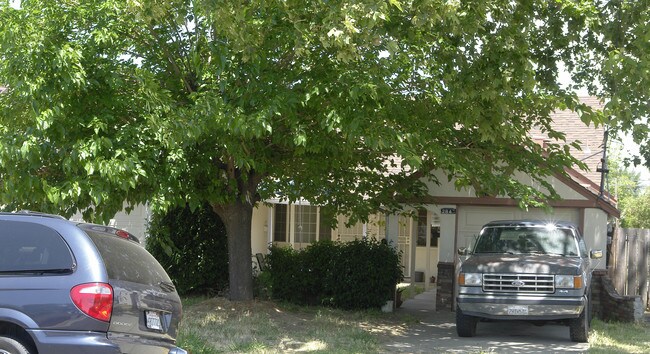 2845-2847 Sinclair Ave in Concord, CA - Foto de edificio - Building Photo
