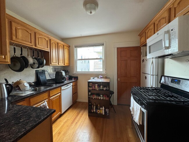 33 Magnus Ave, Unit #3 in Somerville, MA - Building Photo - Building Photo