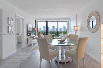 20301 W Country Club Dr in Aventura, FL - Building Photo - Building Photo