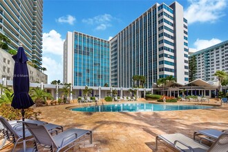 5055 Collins Ave, Unit 6A in Miami Beach, FL - Foto de edificio - Building Photo