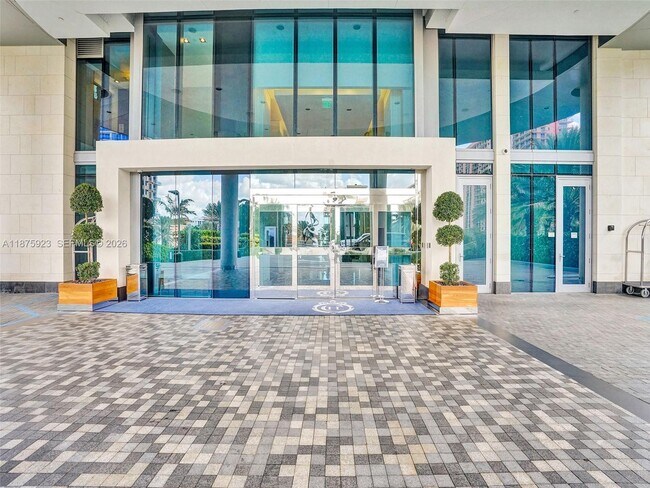 17475 Collins Ave in Sunny Isles Beach, FL - Foto de edificio - Building Photo