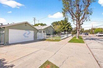 11758 Broadway Ave in Whittier, CA - Foto de edificio - Building Photo