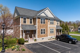 Oak Bark Condominiums in Attleboro, MA - Foto de edificio - Building Photo