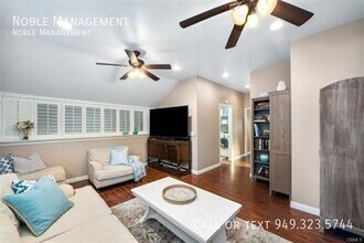 327 N Harwood St in Orange, CA - Foto de edificio - Building Photo