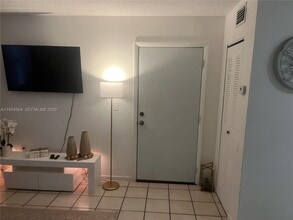 526 NW 114th Ave in Miami, FL - Building Photo - Building Photo