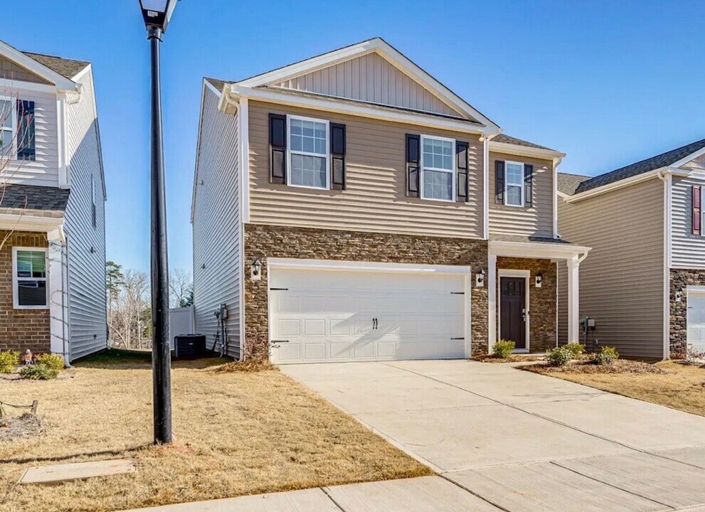1281 37th Ave Lane NE in Hickory, NC - Building Photo