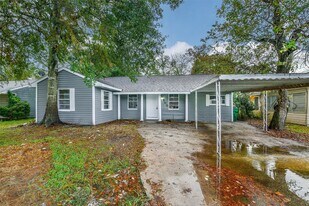 500 Farrer St in Angleton, TX - Building Photo