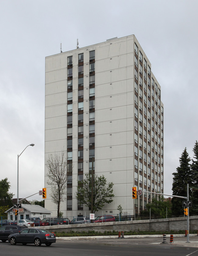 1 Reidmount Ave in Toronto, ON - Building Photo - Building Photo