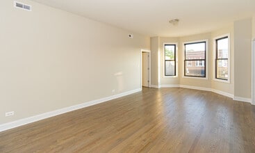 3405 W Fullerton Ave, Unit 2F in Chicago, IL - Building Photo - Building Photo