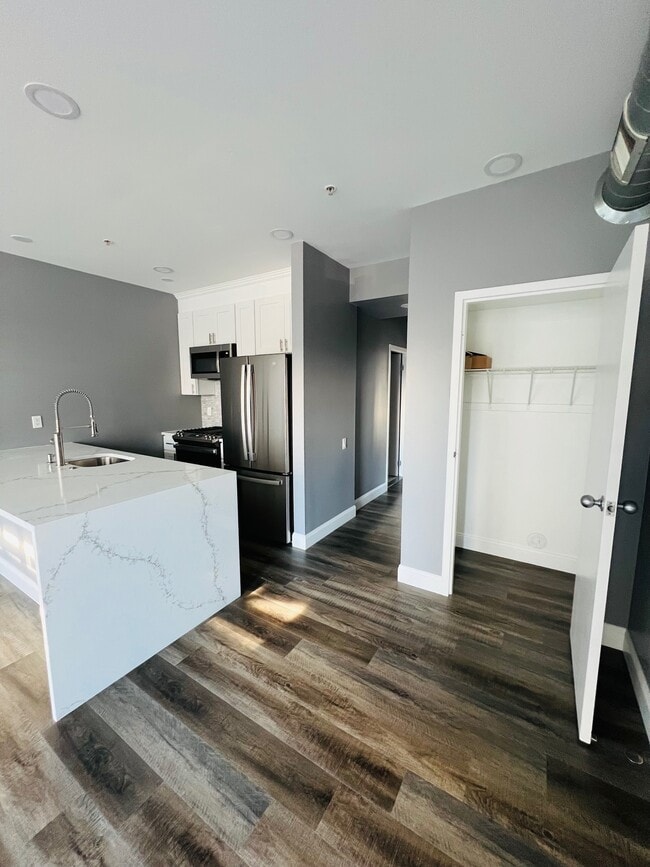 182 Gay St, Unit 1004 in Philadelphia, PA - Foto de edificio - Building Photo