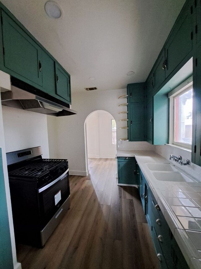 141 E Hedges Ave in Fresno, CA - Foto de edificio - Building Photo