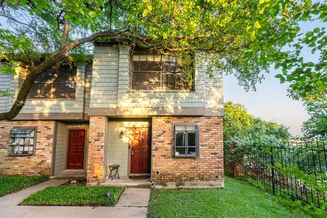 7122 Wood Hollow Dr in Austin, TX - Building Photo - Building Photo