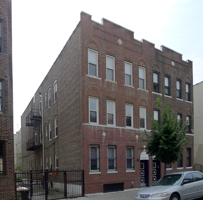 47-21 47th St in Flushing, NY - Foto de edificio - Building Photo