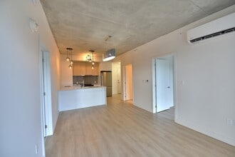 37 Brunswick Blvd in Dollard-des-Ormeaux, QC - Building Photo - Building Photo