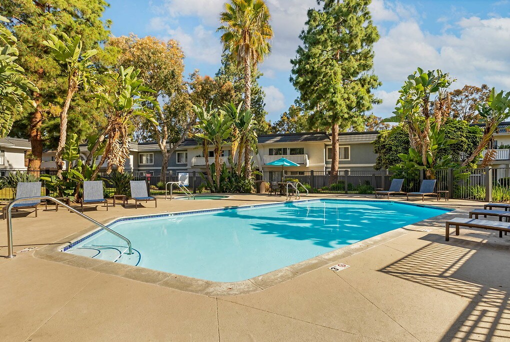 Hillcrest Park in Newbury Park, CA - Foto de edificio
