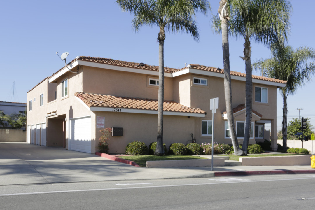 17511 Newland St in Huntington Beach, CA - Foto de edificio